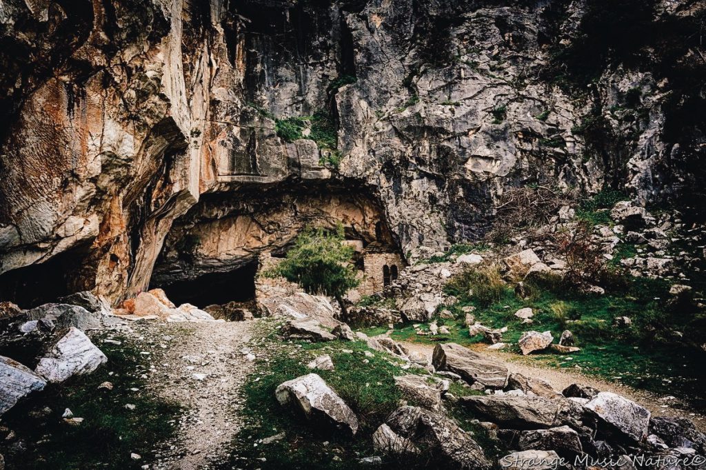 ダベリス洞窟